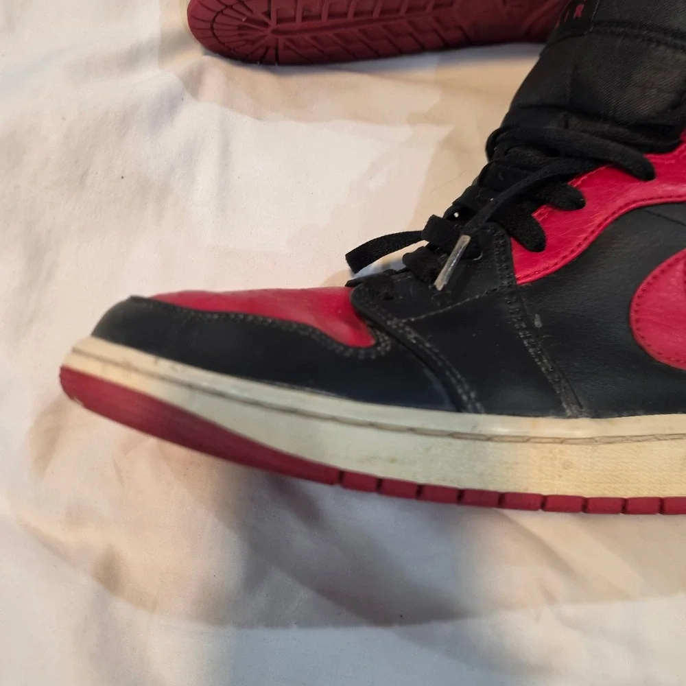 Nike Air Jordan 1 Mid Men 11.5 Black Red Good 554724-074 Bred Sneakers